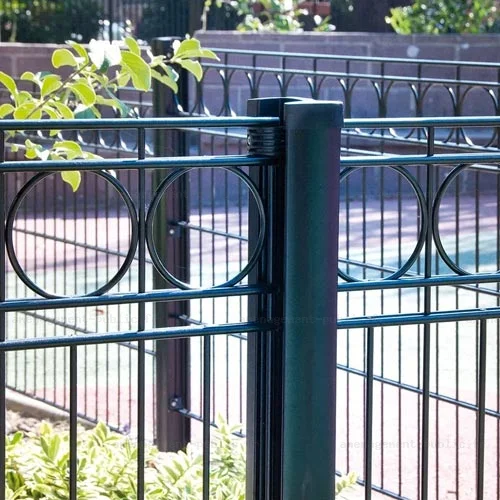 Grille en trellis soudé ornée d'une frise pour aire de jeux extérieure